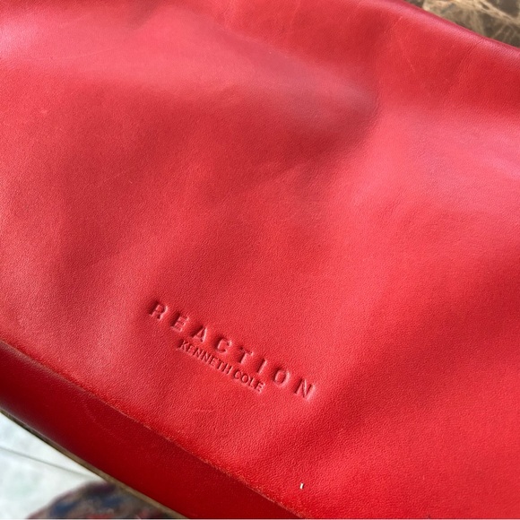 Reaction Kenneth Cole Leather Shoulder bag red with a vintage vibe. - Picture 13 of 16